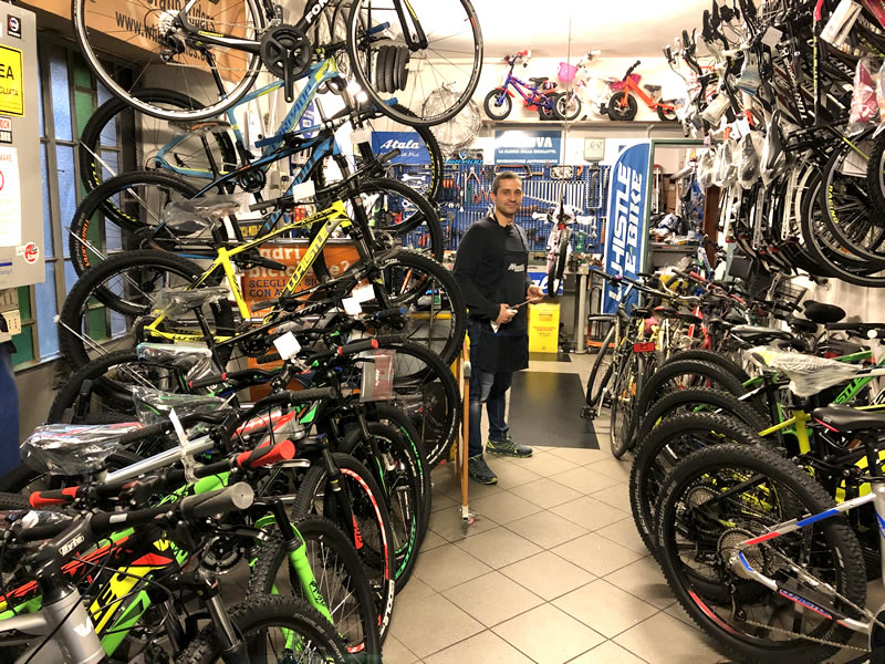 Canova-Clinica-della-bicicletta-interno-negozio-officina-ricambi